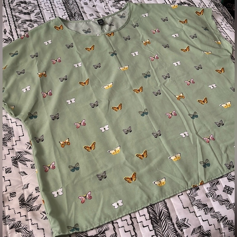 Emery Rose Butterflies Top Blouse Size 5XL - Picture 3 of 12